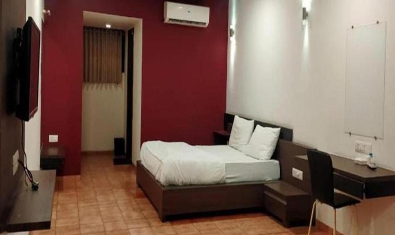Hotel Sun N Step Club Ahmedabad Exteriör bild
