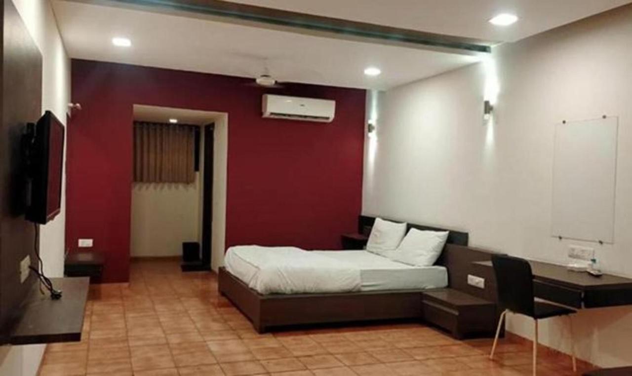 Hotel Sun N Step Club Ahmedabad Exteriör bild