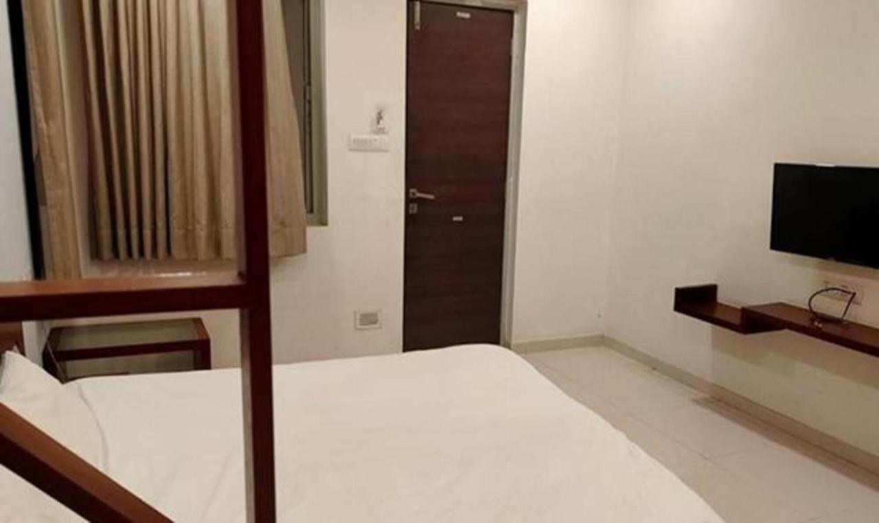 Hotel Sun N Step Club Ahmedabad Exteriör bild