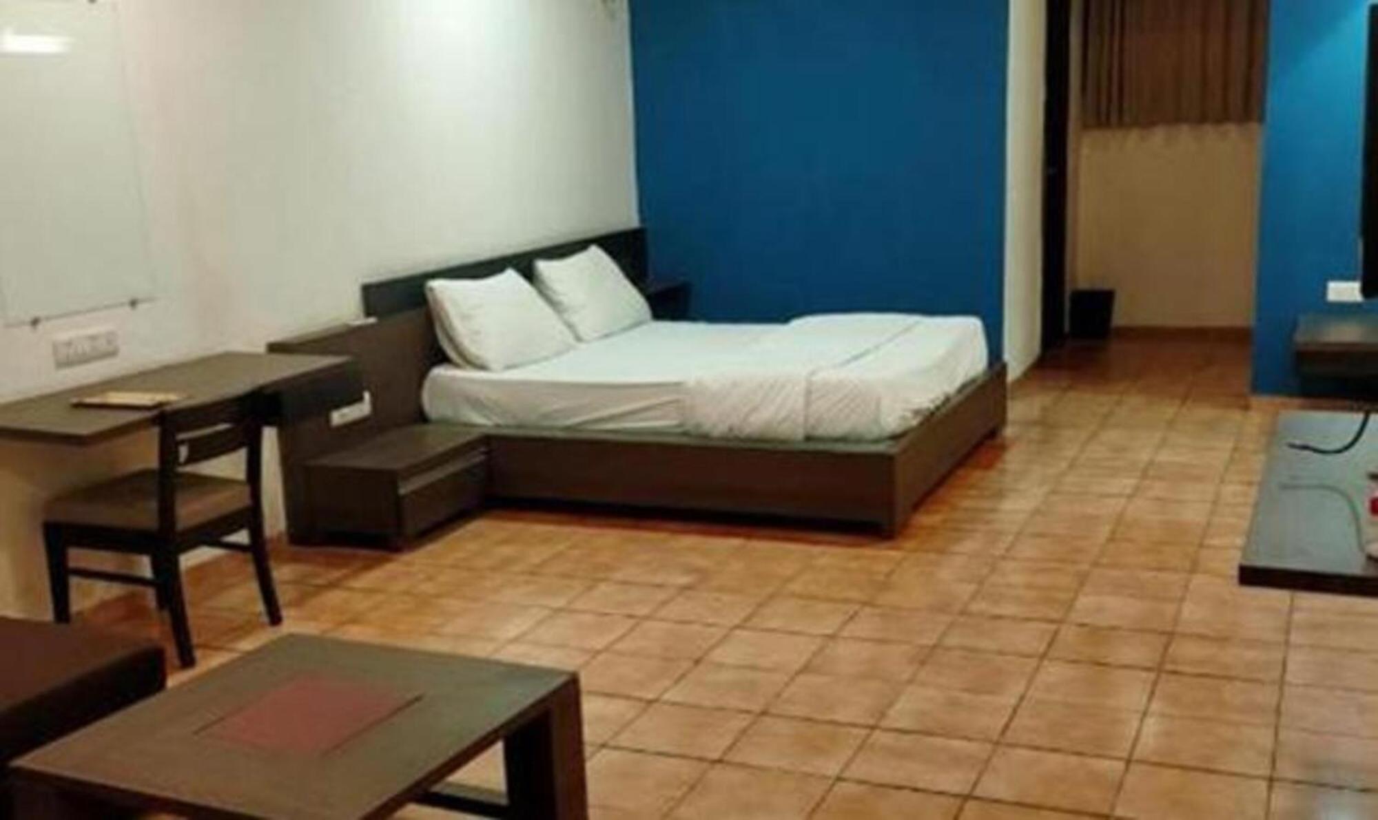 Hotel Sun N Step Club Ahmedabad Exteriör bild