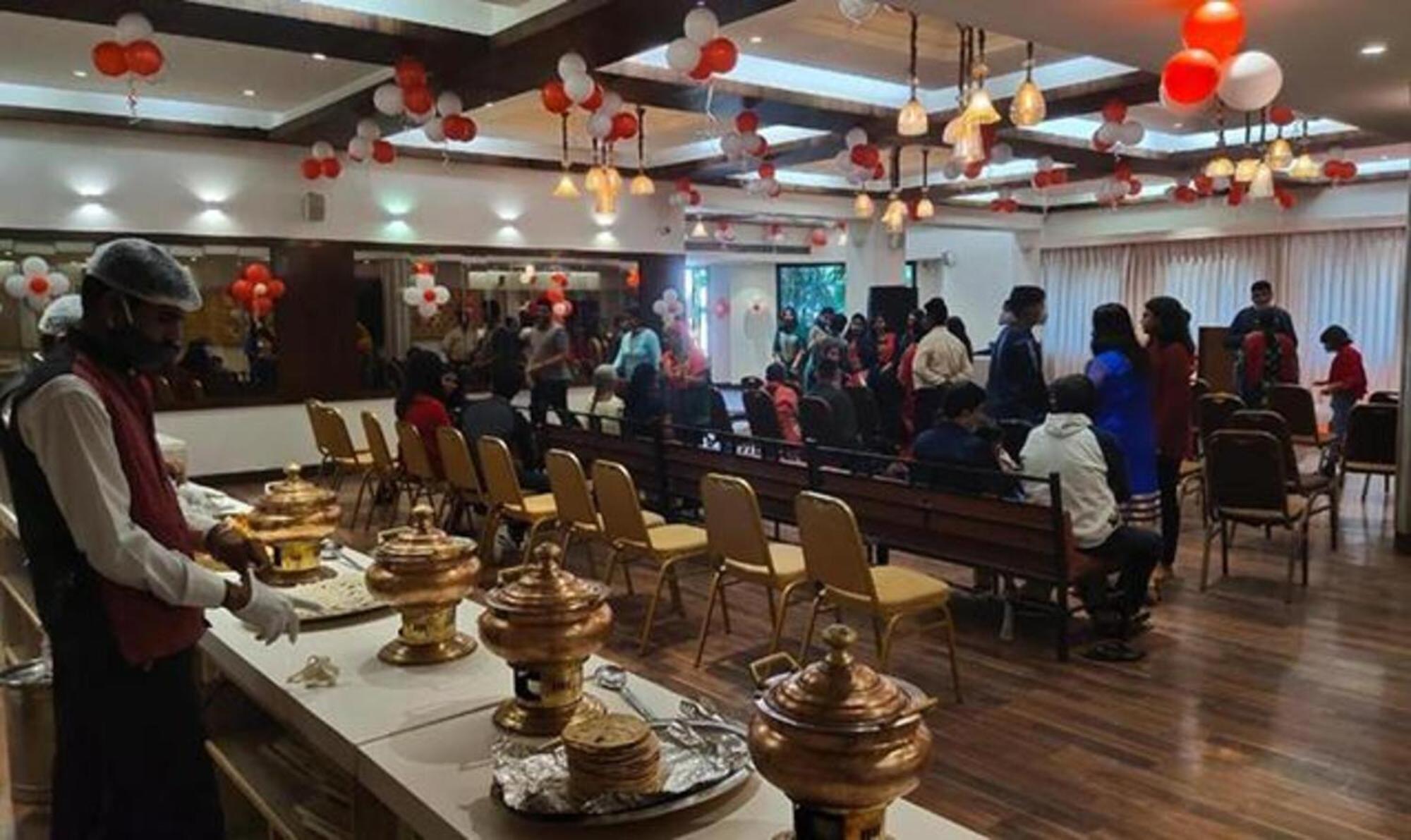Hotel Sun N Step Club Ahmedabad Exteriör bild