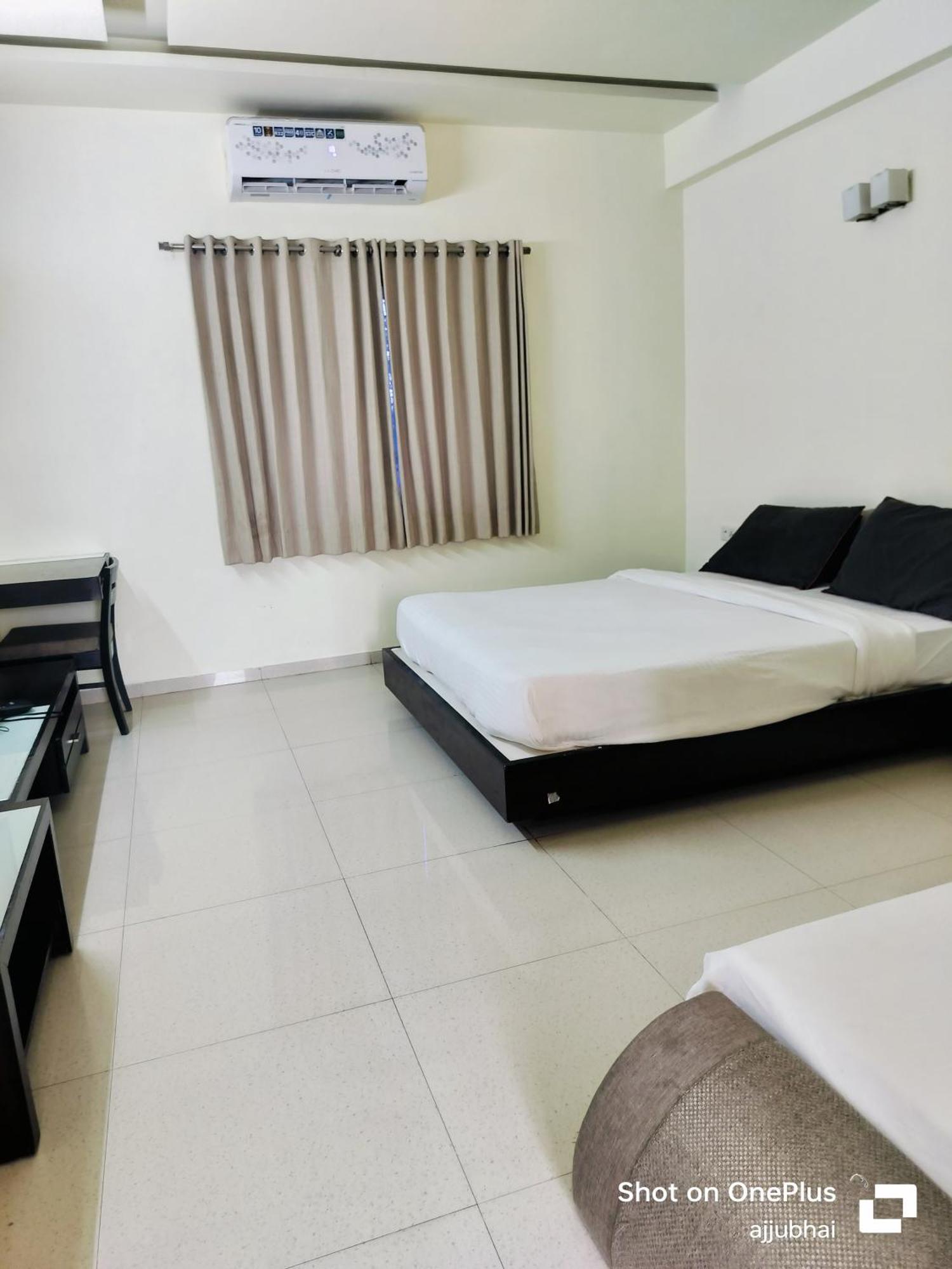 Hotel Sun N Step Club Ahmedabad Exteriör bild