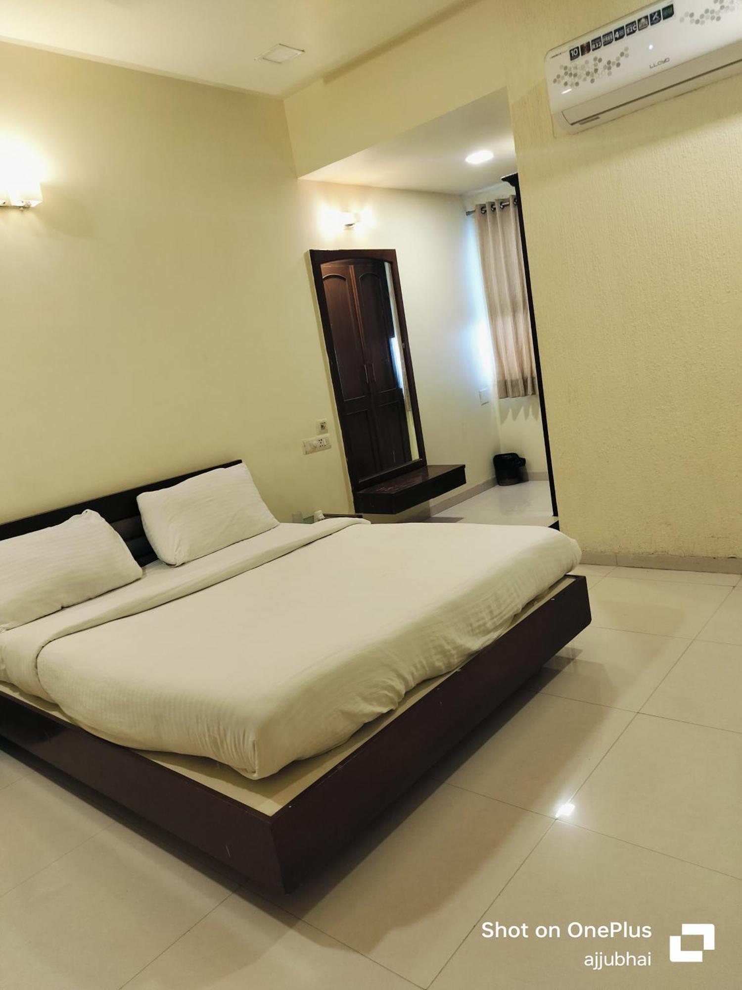 Hotel Sun N Step Club Ahmedabad Exteriör bild