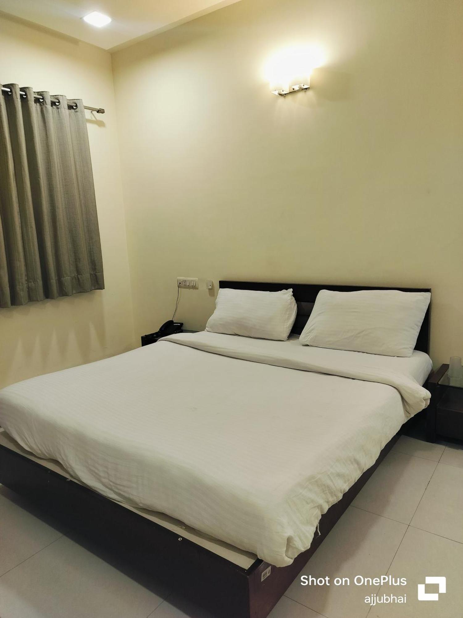 Hotel Sun N Step Club Ahmedabad Exteriör bild