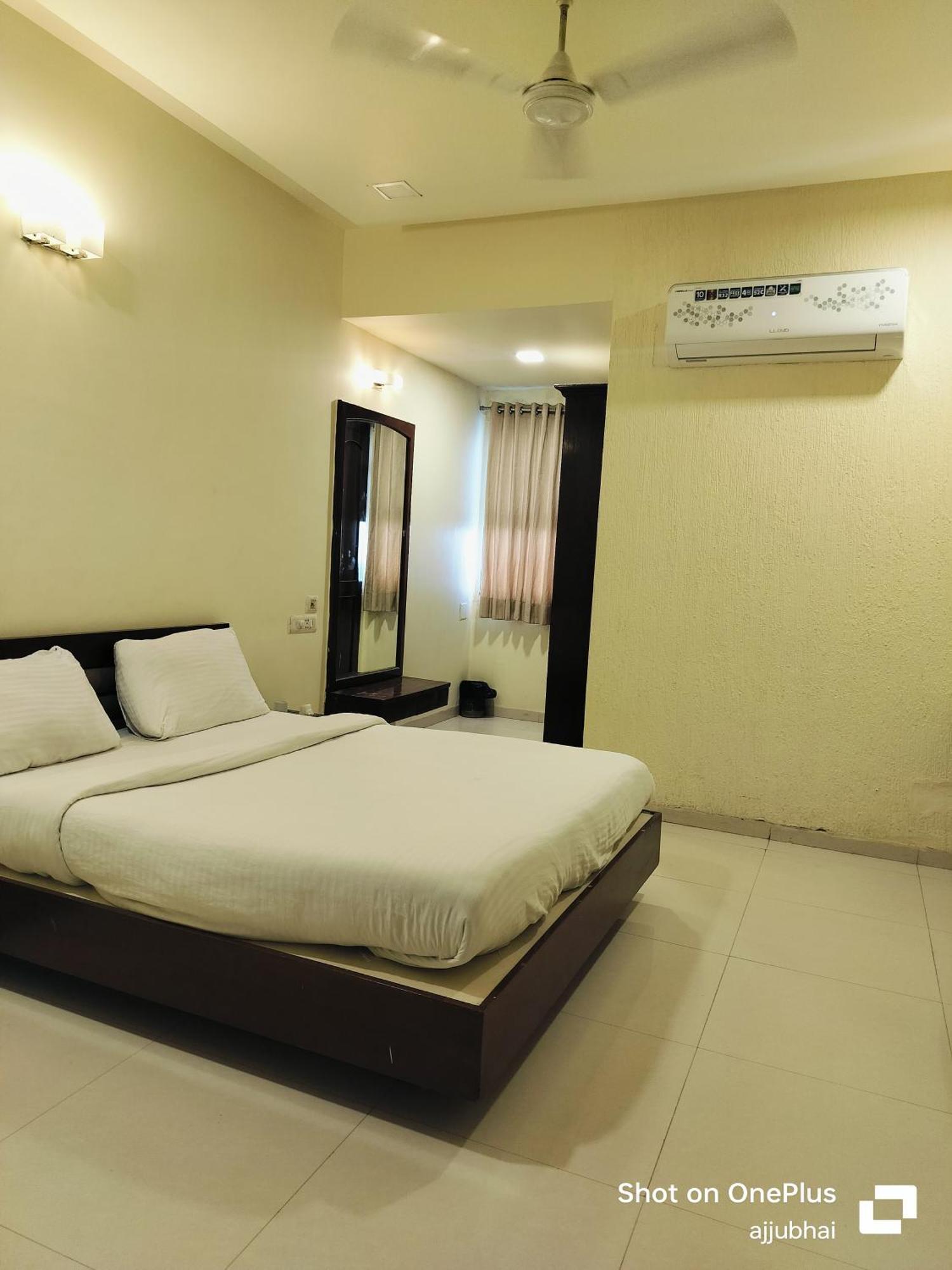 Hotel Sun N Step Club Ahmedabad Exteriör bild